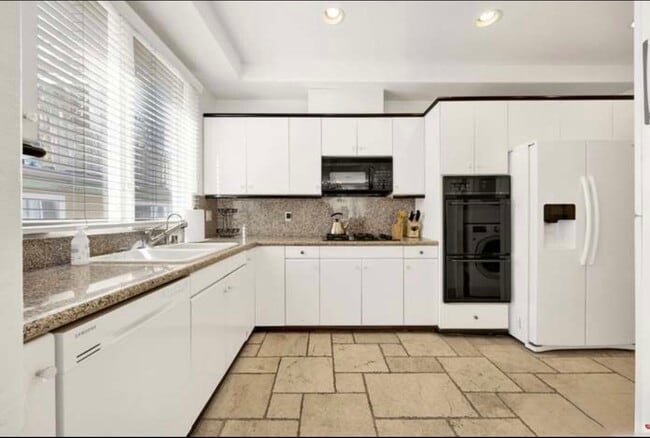 Kitchen - 11952 Montana Ave