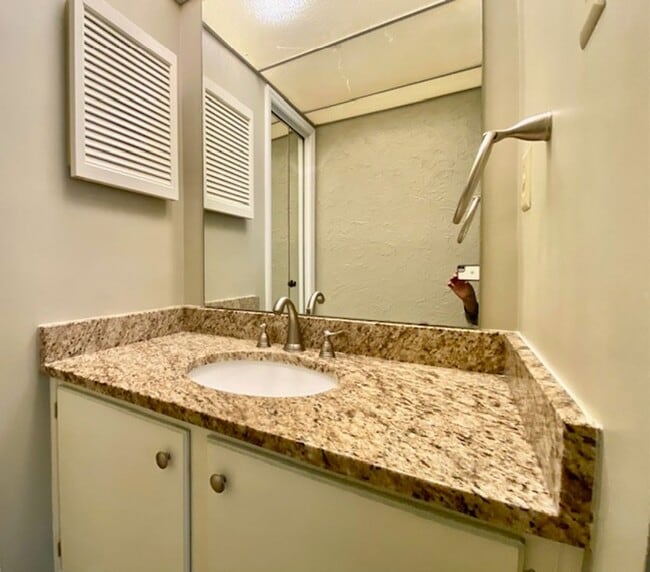 Building Photo - 1/2 Mo Off Special - Bed, 1 Bath townhome minutes to South Park