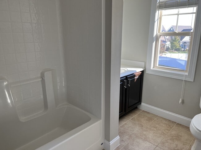 Building Photo - 104 Heartsease Ln