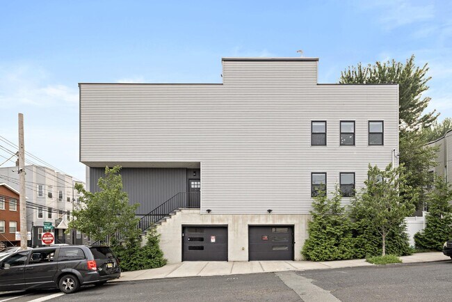 Building Photo - 339 Randolph Ave