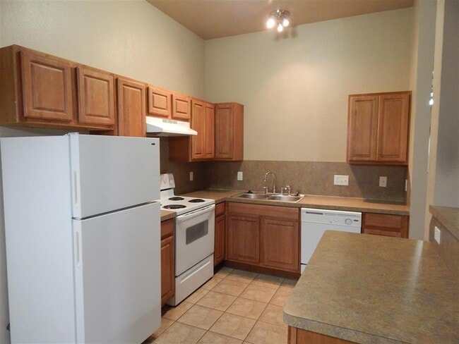 Building Photo - 3621 Vanguard Dr