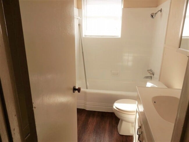 Building Photo - CHEROKEE PARK AREA-3 bedroom 1 Bedroom