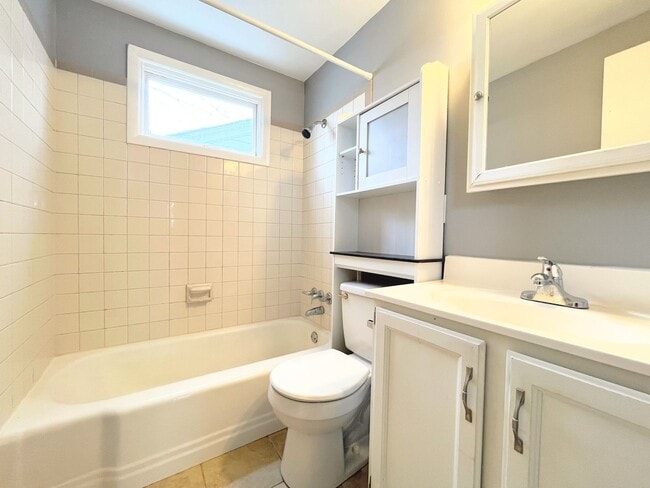 Building Photo - Comfortable 2-Bed Plus Den Home Available in Tonawanda