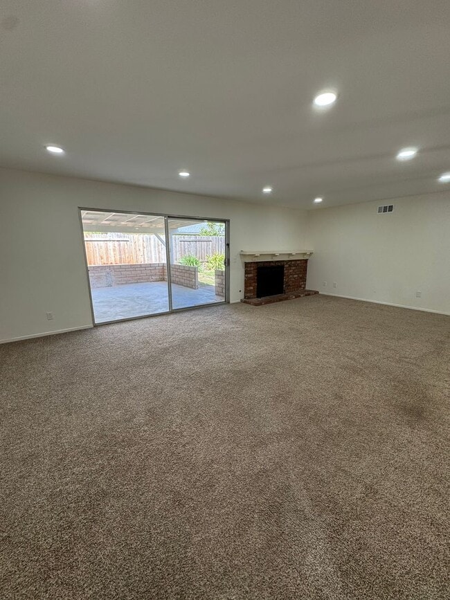 Building Photo - Bright and Updated Camarillo Home with Fireplace and Outdoor Living