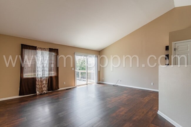 Building Photo - Stunning 3 Bedroom / 2 Bathroom Home | Mil...