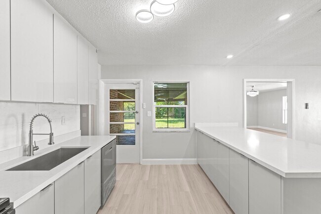 Building Photo - 534 E Del Monte Ave