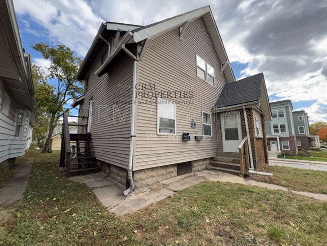 Building Photo - 301 N Temple Ave