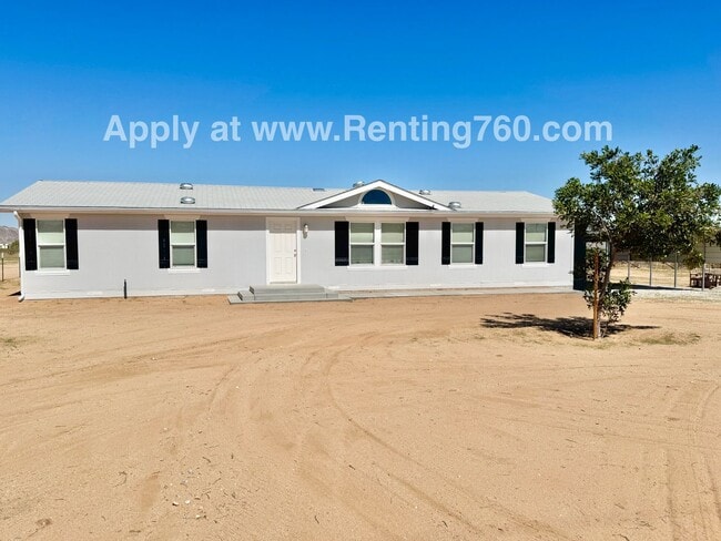 Building Photo - Huge 4 Bedroom Home!!