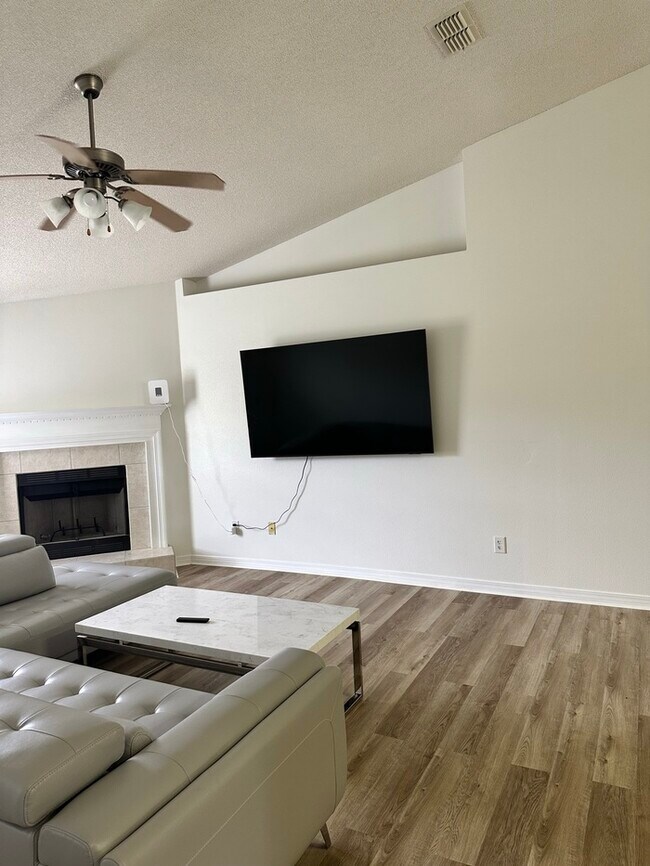 Building Photo - Large 4 bed / 3 bath home minutes from Nav...