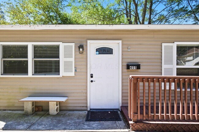 Building Photo - 455 Lakeview Dr