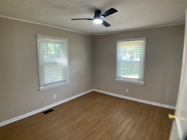 Building Photo - Adorable Bungalow Ready for New Residents!