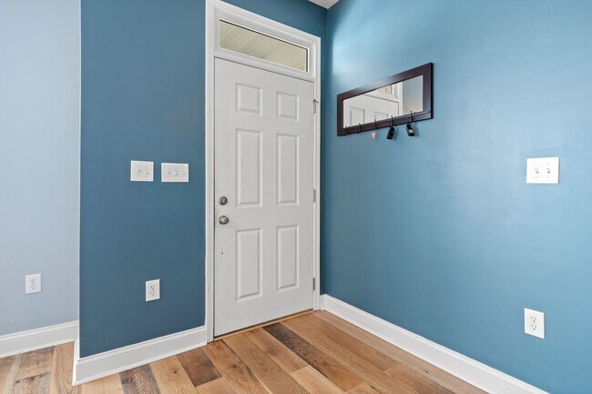 Building Photo - Fantastic Three Bedroom Townhouse in Charlotte