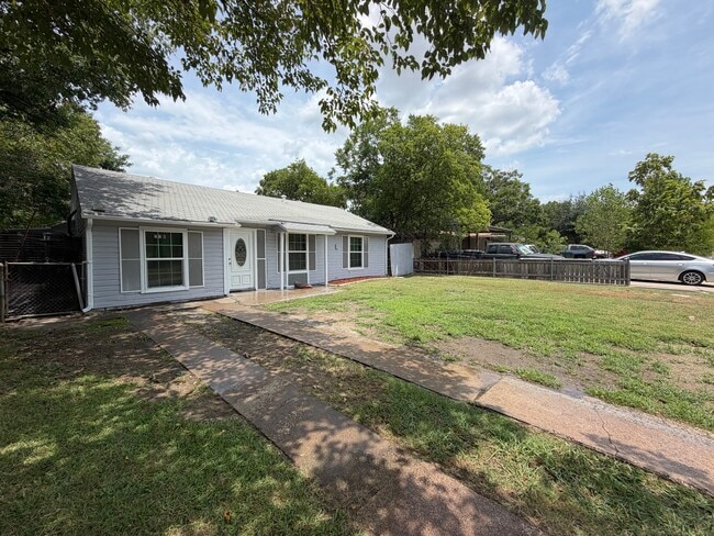 Building Photo - 714 SW Dallas St