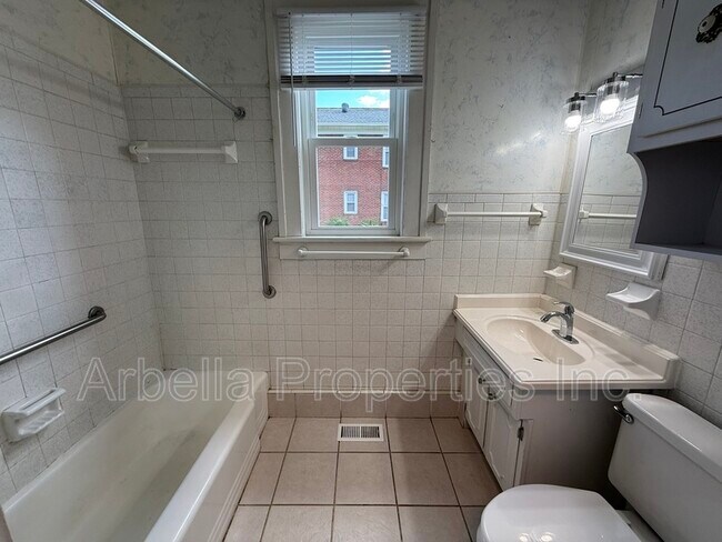 Building Photo - 703 E Unaka Ave