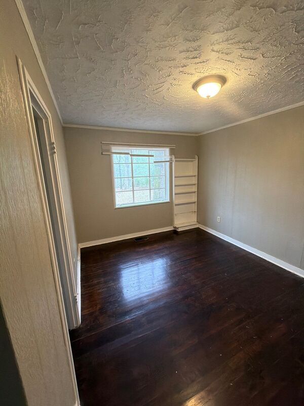 Building Photo - 3018 Oak Forest Dr