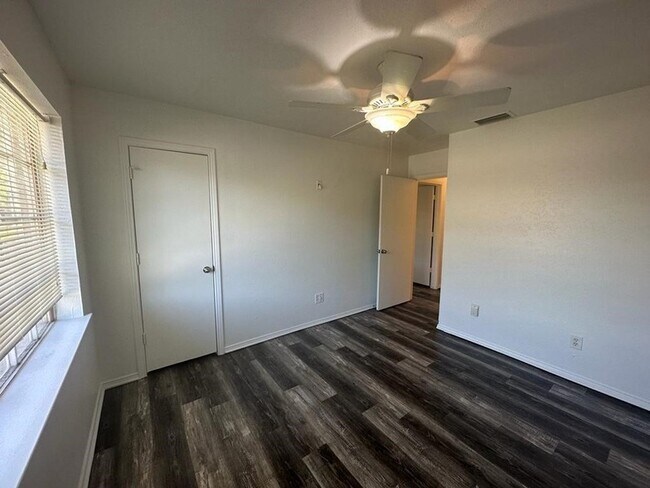 Building Photo - 2818 Golfing Green Dr