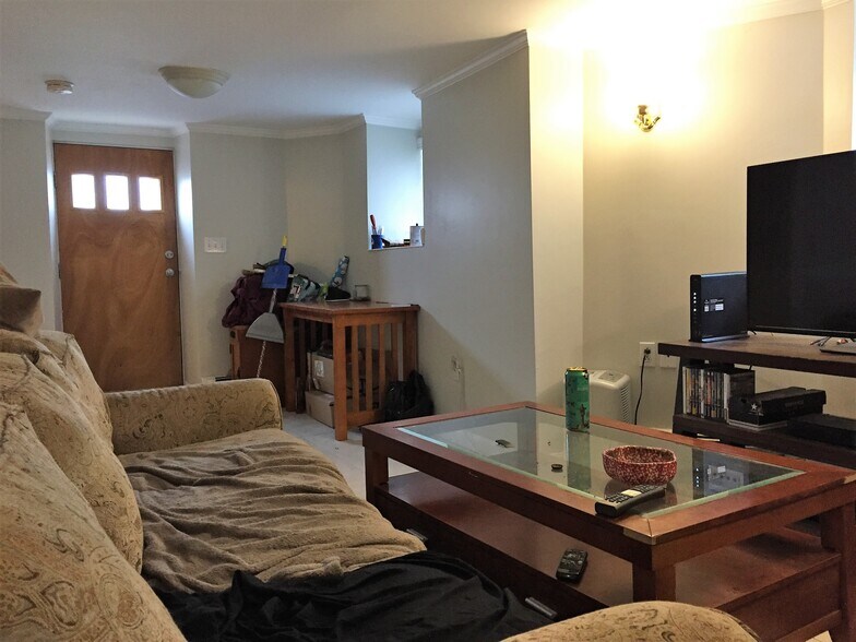 Building Photo - 519 Main St