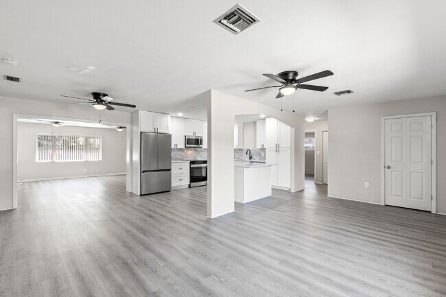 Building Photo - Home For Rent in St Petersburg!