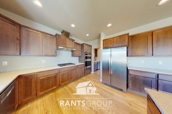 Building Photo - Beautiful Newer Home! Easy I5 access!