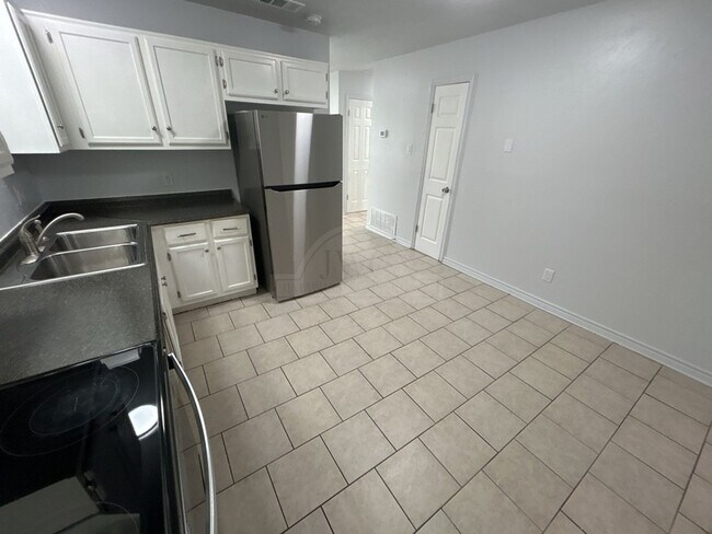 Building Photo - 4804 Cedarhill Cir