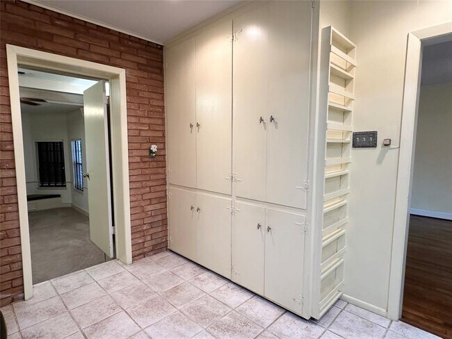 Building Photo - 709 W 34th St