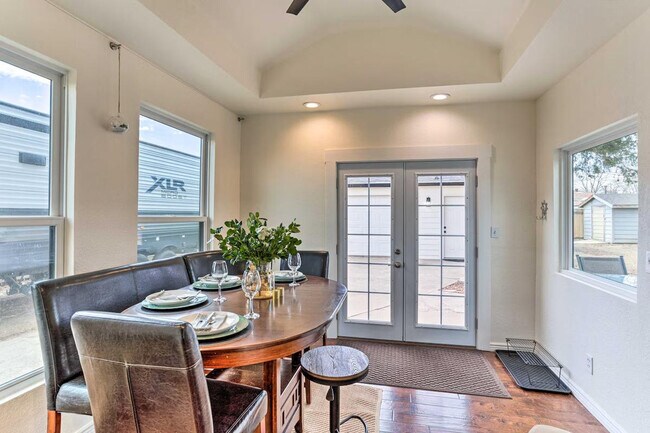 Building Photo - 991 S Bryant St