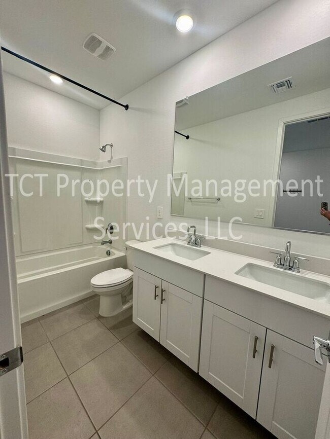 Building Photo - Beautiful like new home in San Tan Groves