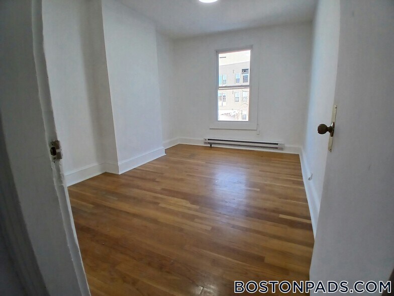 Building Photo - 682 Parker St