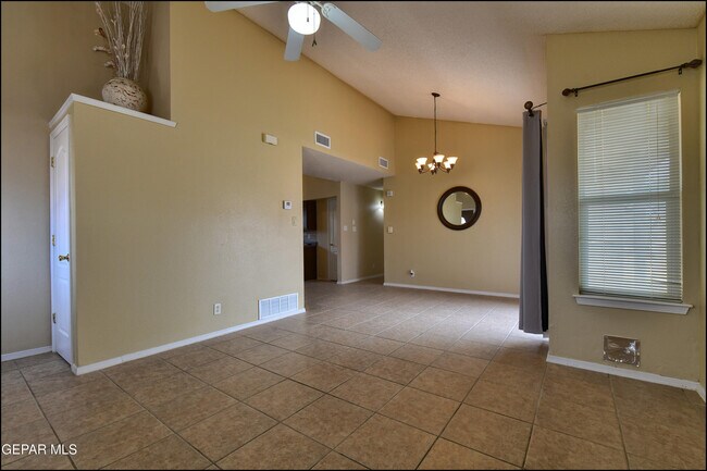 Building Photo - 683 Teichelkamp Dr