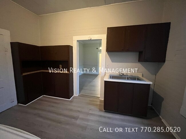 Building Photo - 910 Truitt Ave