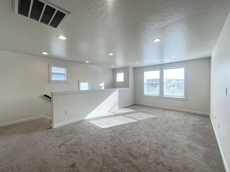 Building Photo - 3315 S Cabin Creek Way
