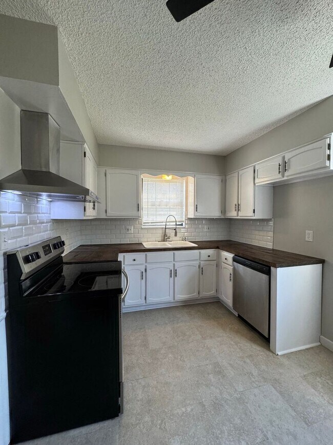 Building Photo - Coming Soon | 2 Bed Duplex with Bonus Room & Garage
