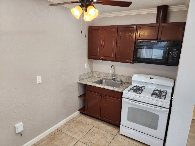 Building Photo - 721 S Pine St