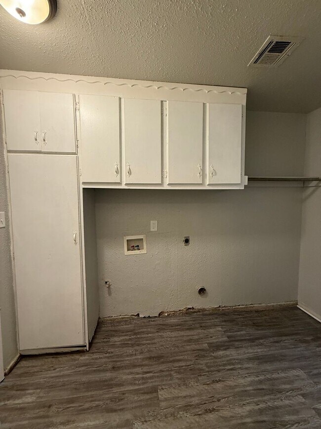 Building Photo - 3 bed, 1 & 1/2 bath home in North Norman