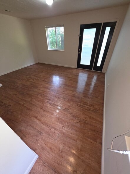 Building Photo - 633 Palisades Dr