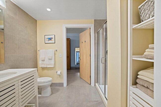 Building Photo - Logan Circle Condo