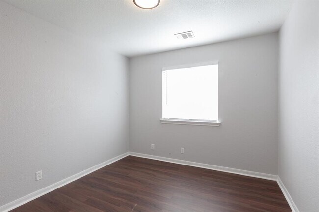 Building Photo - 305 Goddard