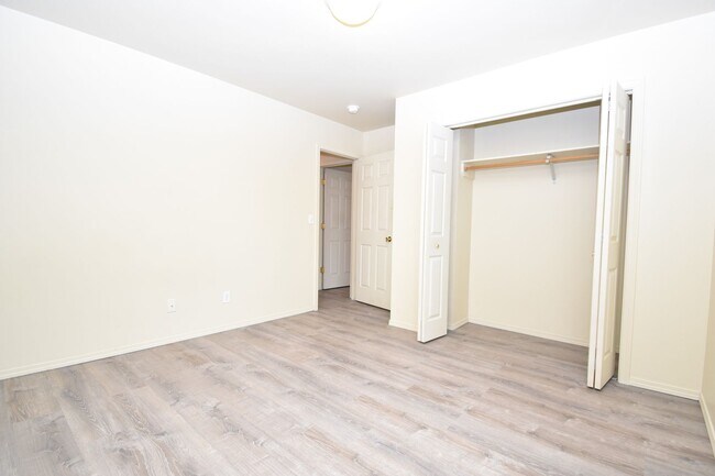 Building Photo - Beautiful 4 bedroom, 3 bathroom unit with attached garage!