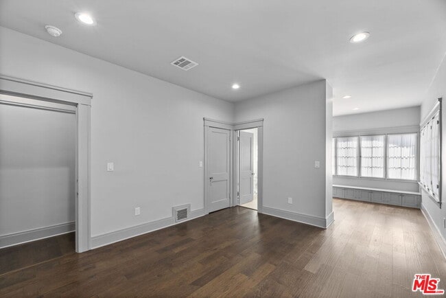 Building Photo - 344 S Kingsley Dr