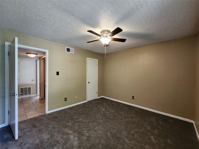 Building Photo - 17331 Red Oak Dr