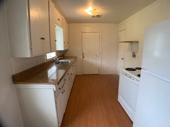 Building Photo - Three Bedroom SW OKC