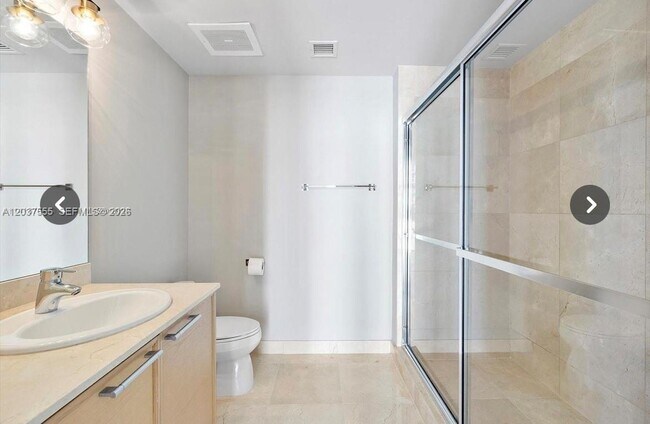 Building Photo - 16275 Collins Ave