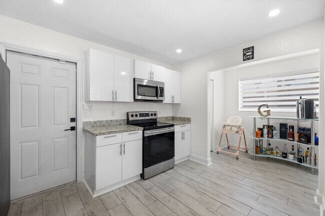 Building Photo - 7021 SW 10th Ct