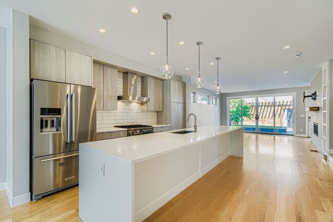 Building Photo - Beautiful, Modern 3 Bed/ 4 bath Home in Curtis Park! FIRST MONTHS RENT FREE!
