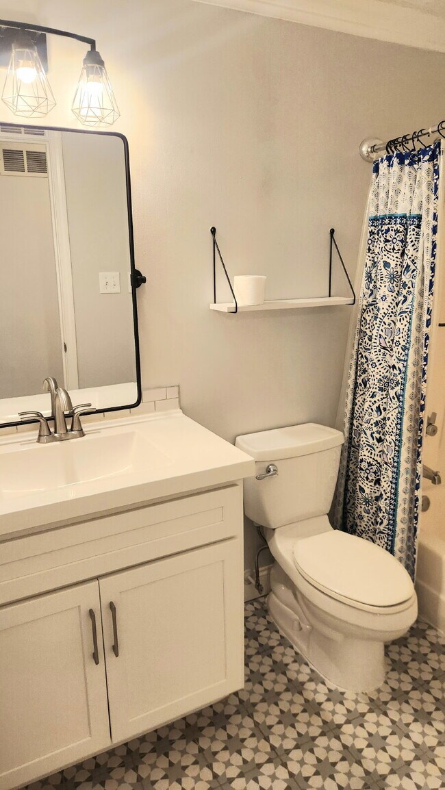Building Photo - "Charming 3-Bed Oasis with 2.5 Baths on Carrington Court!"
