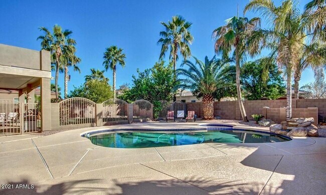 Building Photo - 2021 E Desert Inn Dr