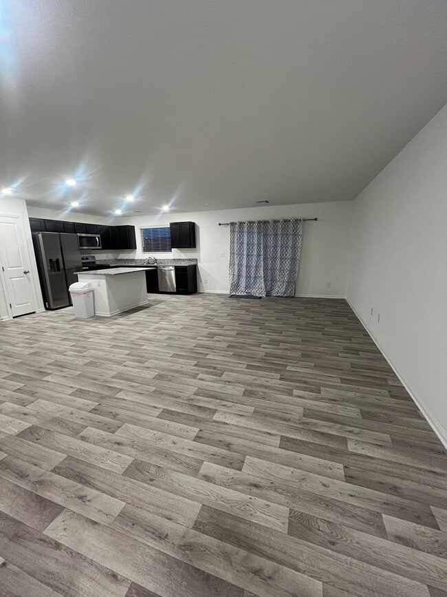 Building Photo - Move in today! 3 bed 2.5 bath 2 story beauty!