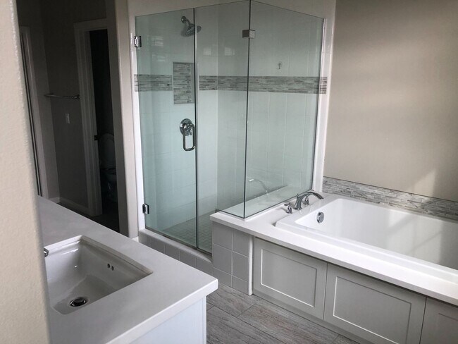 Building Photo - Beautiful 4BR/3BA Del Sur Townhome