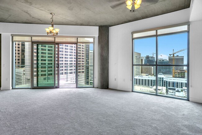 Building Photo - Gorgeous downtown unit! Views from every room!