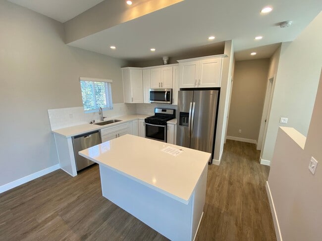 Building Photo - 4BD/2BA w Large Deck!